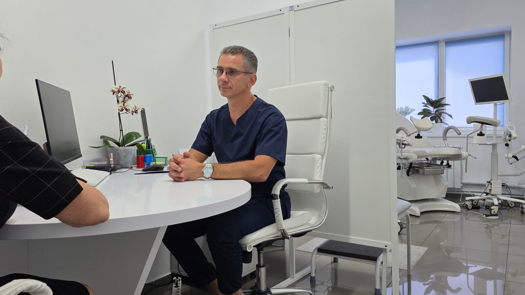 Роман Чередниченко на консультації в кабінеті клініки STARDOCTOR